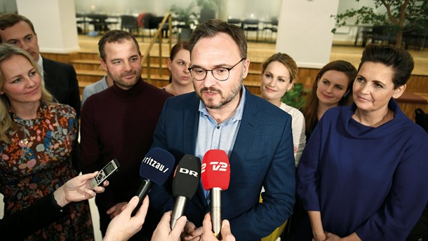 Hatten af for politikerne