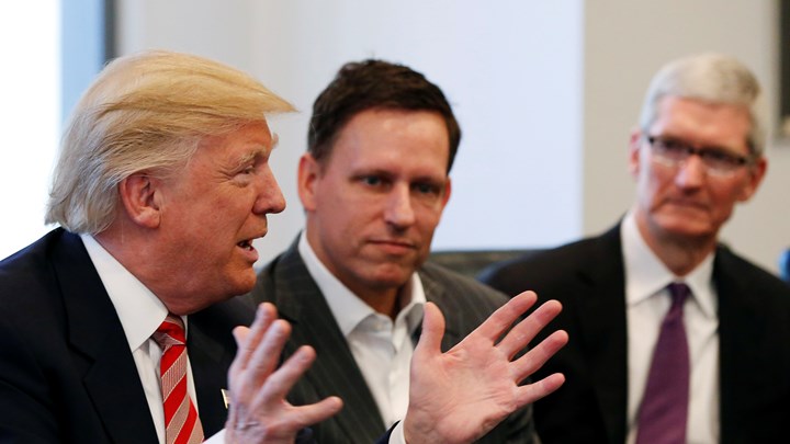 Peter Thiel sad ved Donalds Trumps venstre side, da cheferne for de største techselskaber mødte den nyvalgte præsident i december 2016. I baggrund ses Apples CEO Tim Cook. 