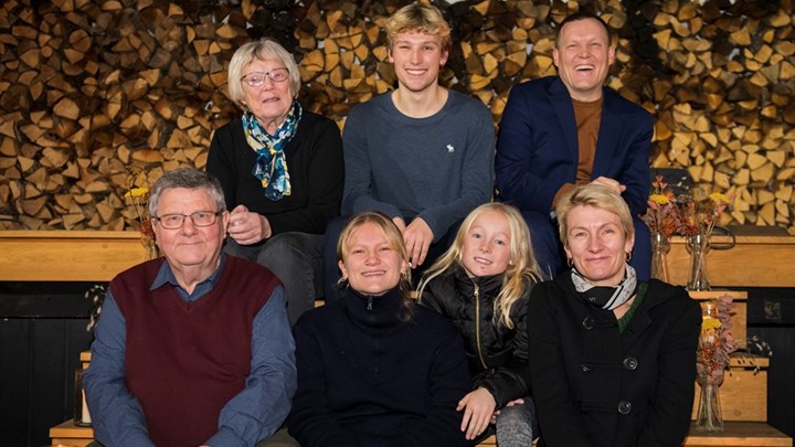 Også Jakob Nielsens familie (se cv-boks) var med til receptionen onsdag. Her er fødselaren fotograferet sammen med sine forældre, tre børn og hustru, Charlotte Harder.