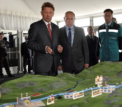 Alexei Miller, topchefen
i det statsejede russiske selskab Gazprom, fremviser planer om nye gasledninger
i det østlige Rusland for Vladimir Putin i 2017. De to arbejdede begge med
international erhvervsfremme i bystyret i Sankt Petersborg i sidste halvdel af
1990’erne.