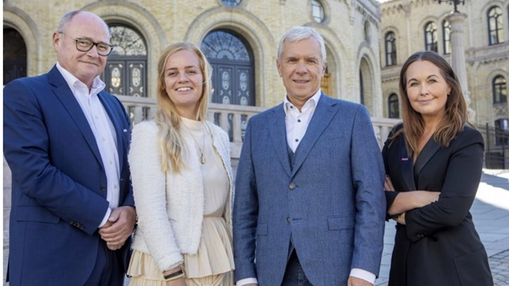Bestyrelsen for Alrow Media efteråret 2022 foran Stortinget i Oslo ved
åbningen af Altinget.no. Fra venstre Torben Laustsen, Anne Marie Kindberg,
Rasmus Nielsen og Christina Sulebakk. 